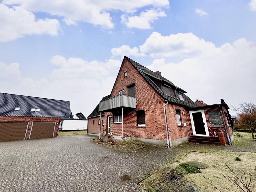 Solides Einfamilienhaus auf großem Grundstück in Westergellersen! - Vorderansicht mit Doppelgarage