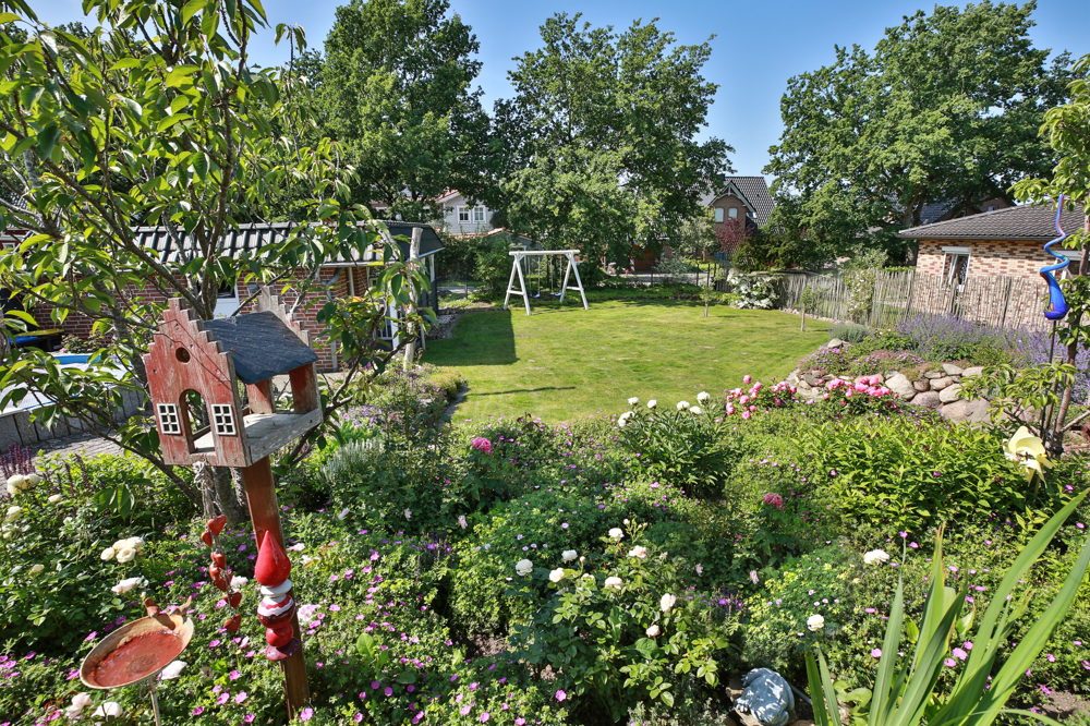 Wunderschönes und modernes Einfamilienhaus mit Pool in Südergellersen! - Blick in den wunderschönen Garten