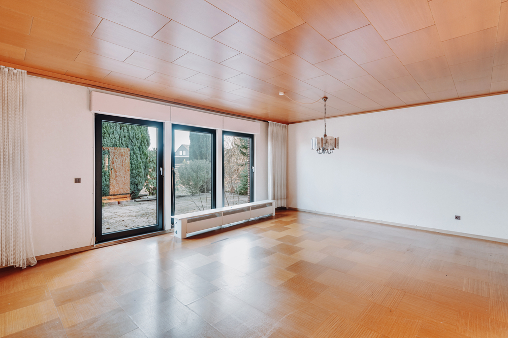Attraktiver Bungalow mit großem Grundstück und viel Gestaltungspotenzial - Wohnzimmer